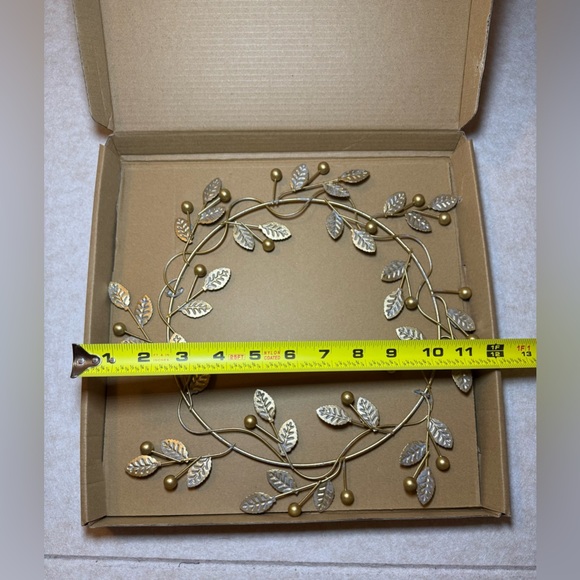 The Jilly Box Canvas n Decor: Golden Berry Metal Wreath NWT 11" - Picture 3 of 10